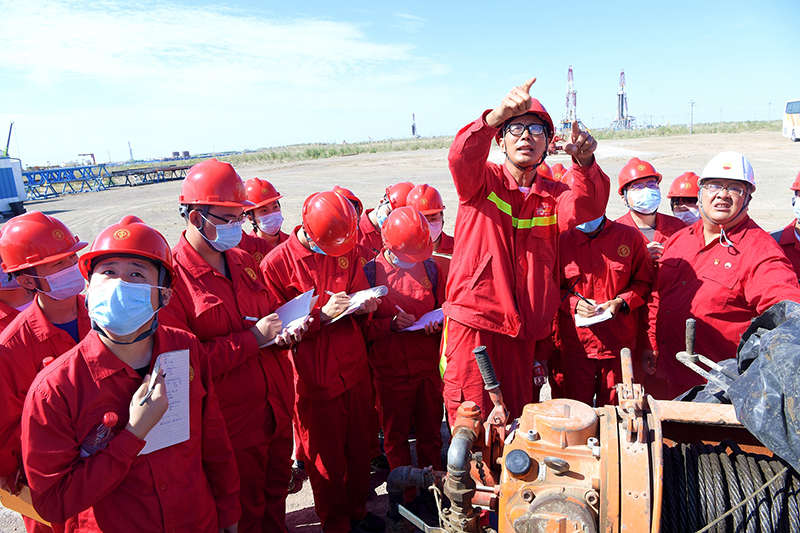 On July 23rd, 2021, in Karamay, Xinjiang, nine college students from Karamay Campus of China Shiyou University (Beijing) used their summer vacation time to go deep into the production line of Jinlong 2 well area in Mahu Oilfield.