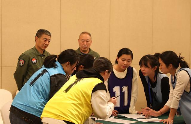 On April 4, 2023, the students who participated in the selection of naval pilots discussed and spoke in the psychological selection session, and the psychological selection experts of naval flight talents observed the activities of the participating students.