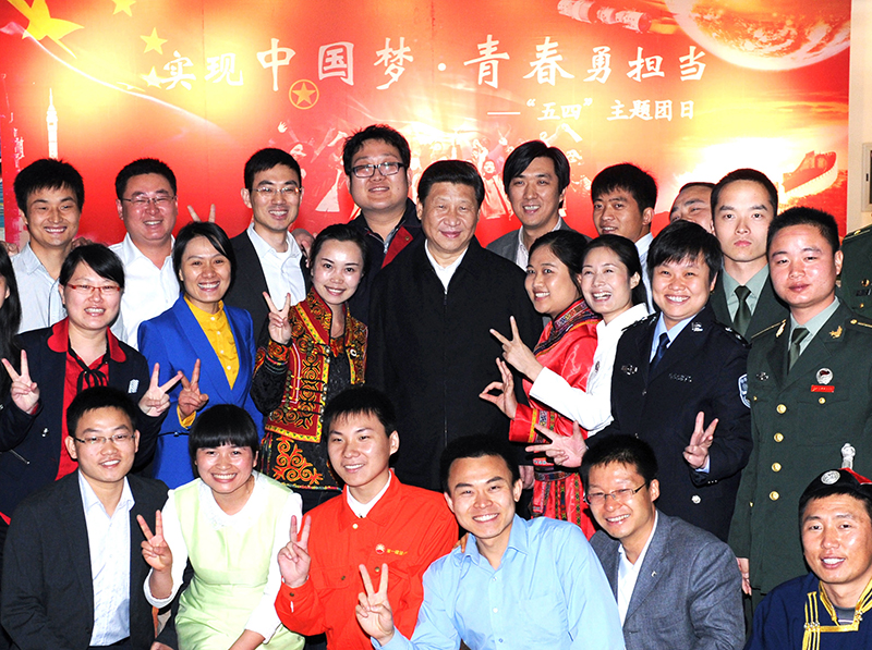 On May 4, 2013, General Secretary of the Supreme Leader came to China Academy of Space Technology of China Aerospace Science and Technology Corporation to have a discussion with outstanding youth representatives from all walks of life and delivered an important speech. This is a photo taken by the top leaders and outstanding youth representatives visiting the exhibition hall before the forum.